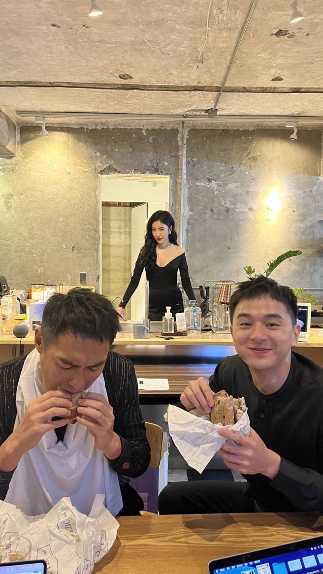 楊謹華PO金鐘獎花絮照，笑翻網友。（圖／FB@楊謹華）