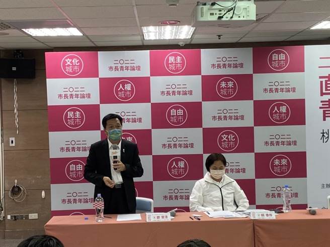 郑宝清出席青年论坛，挺青年就业和居住正义。(郑宝清团队提供／蔡依珍桃园传真)