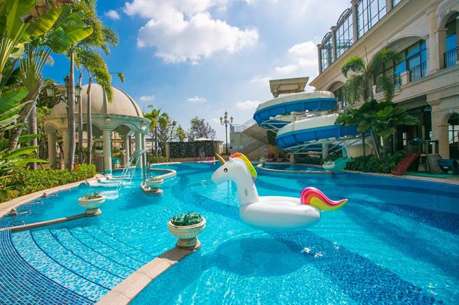 义大皇家酒店推出「2022悠游趣住宿券」，原每晚超过万元的豪华双人房含二客早餐，旅展价每张只要4299元，还可享受饭店内户外戏水池等上千坪休閒设施。(义大皇家酒店提供)