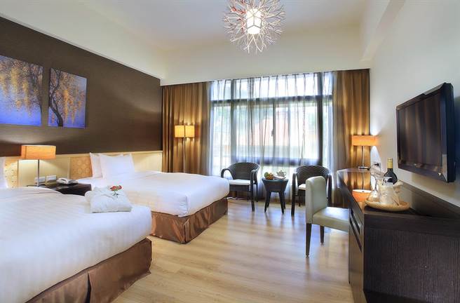 力丽观光线上旅展首推2999元的「联合住宿券」，平日住宿券最低下杀21折。(力丽观光提供)