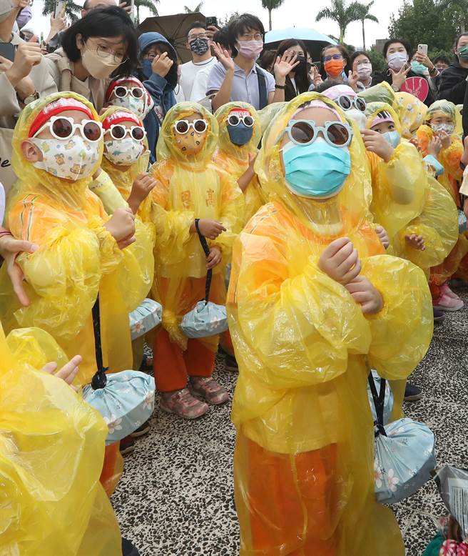 2022臺北客家义民嘉年华的「挑担奉饭」23日在台北市客家文化主题公园登场，一群幼稚园的小小孩戴起墨镜，体验客家挑担奉饭的传统。（刘宗龙摄）