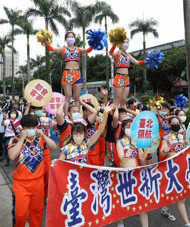2022臺北客家义民嘉年华的「挑担奉饭」23日在台北市客家文化主题公园热闹登场，世新大学啦啦队上街游行炒热气氛。（刘宗龙摄）