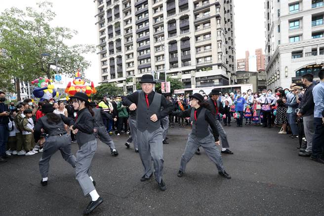 2022臺北客家义民嘉年华的「挑担奉饭」23日在台北市客家文化主题公园登场，庄敬高职的同学在定点表演舞蹈，为挑担奉饭的队伍加油打气。（刘宗龙摄）