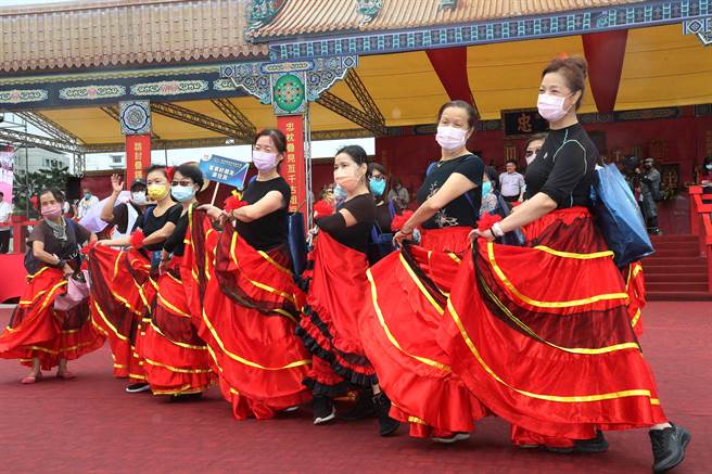 2022臺北客家义民嘉年华的「挑担奉饭」23日在台北市客家文化主题公园登场，台北市内湖区新移民客家文化研习班成员盛装出席踩街游行。（刘宗龙摄）