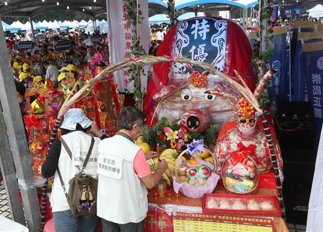 来自全台各地的客家乡亲23日齐聚2022臺北客家义民嘉年华的「主祭大典」，备妥丰盛的祭品，虔诚祭拜义民爷。（刘宗龙摄）