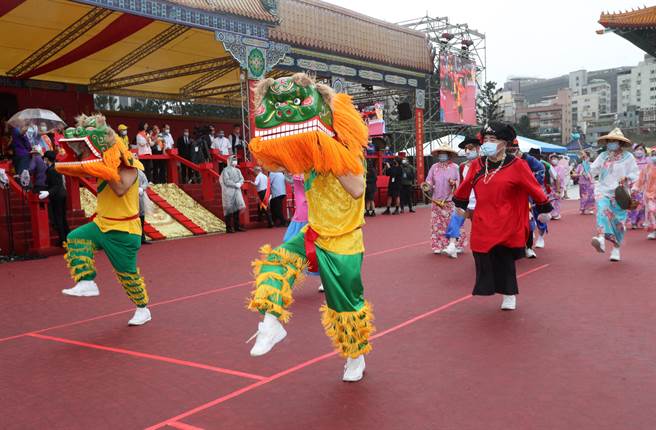 2022臺北客家义民嘉年华的「挑担奉饭」23日在台北市客家文化主题公园登场，新瓦屋花鼓队热闹进入献艺平台时，吸引许多民眾目光。（刘宗龙摄）