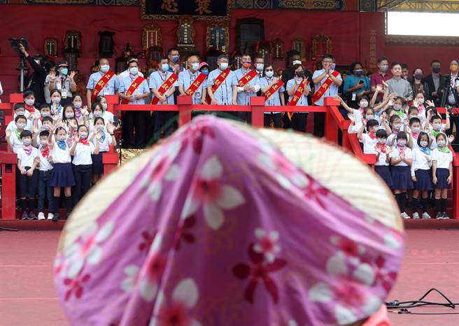 2022臺北客家义民嘉年华的「主祭大典」23日在中正纪念堂两厅院艺文广场盛大举行，出席的贵宾及乡亲们与台北市民生国小师生们一起献唱「客家世界」，展现台北客家义民精神与信仰文化之美。（刘宗龙摄）