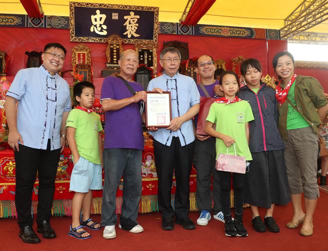 台北市长柯文哲（右五）23日颁奖表扬客语家庭。（刘宗龙摄）