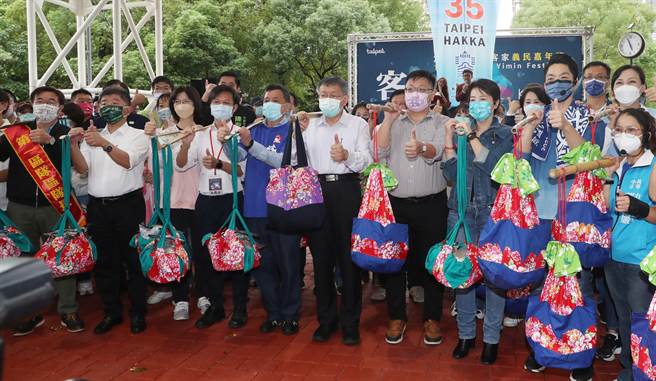 台北市长柯文哲（前右五）、国民党台北市长候选人蒋万安（前右二）、无党籍台北市长候选人黄珊珊（前右三）、民进党台北市长候选人陈时中（前左二）23日出席2022臺北客家义民嘉年华挑担奉饭活动，推广客家文化。（刘宗龙摄）