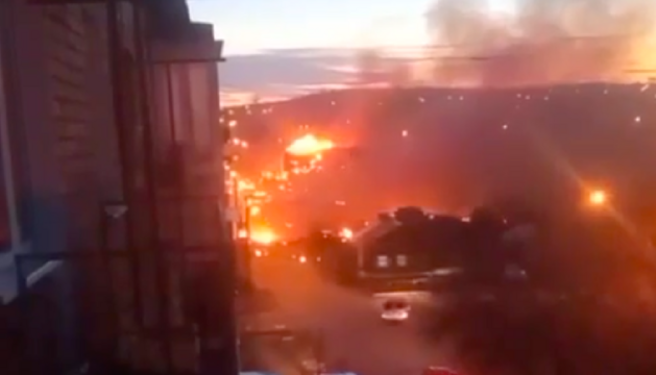 Su-30坠毁民房区，火势似乎因战机油料扩散而出现蔓延。(图/乌克兰通讯社)