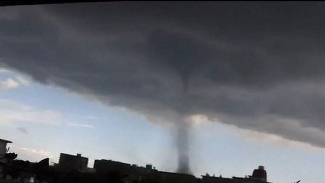 虽然龙卷风在日本不常见，但也并非极端罕见，图为2013年在埼玉县发生的龙卷风。(图/AP)