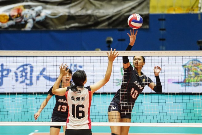 新北中纤刘美菁(右)在网前轻轻点球。(中华排协提供)