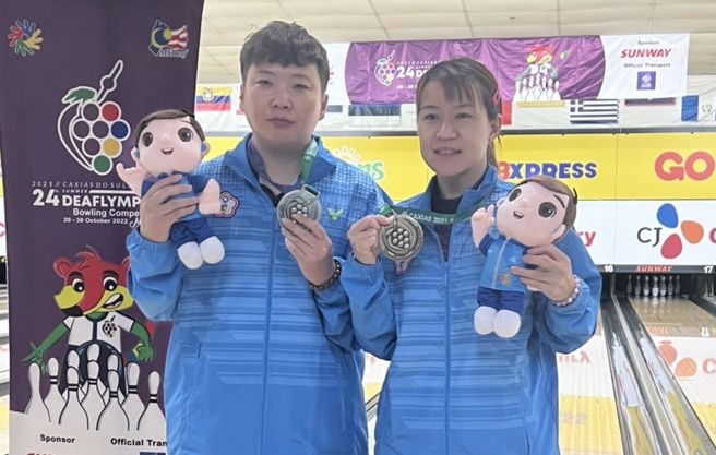 薛秀珍（左）及林香孜（右）勇夺第24届听奥保龄球女子个人赛银牌及铜牌。（体育署提供）