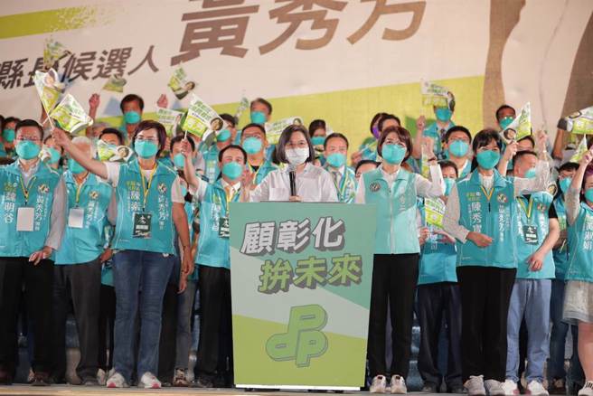 总统蔡英文(中)帮民进党彰化县长候选人黄秀芳(右2)站台辅选时的巨型读稿机曾引发热议。（资料照／吴敏菁摄）