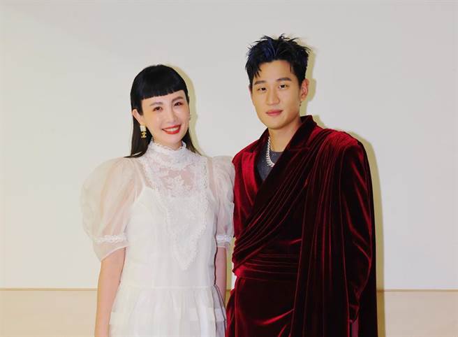 周兴哲（右）今邀魏如萱同台合唱。（星空飞腾提供）