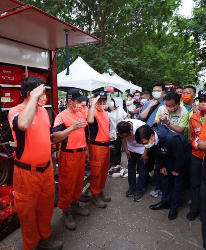 高雄市長陳其邁感念打火兄弟姐妹守護城市的辛勞，對行舉手禮的消防同仁深深一鞠躬。（圖／取自陳其邁臉書）