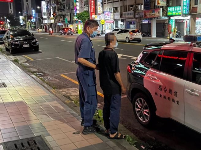 警方于23日晚上逮到涉嫌偷走钱包的马姓嫌犯，将人带回派出所。（翻摄照片／洪靖宜高雄传真）