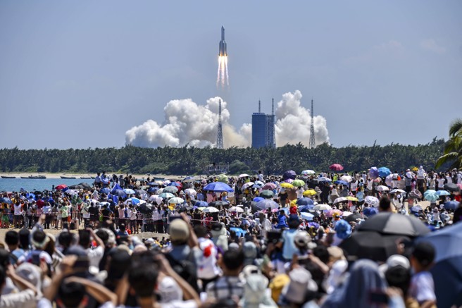 中國新一代載人運載火箭已進入技術論證階段，可望在2030年前進行載人登月任務。圖為2022年7月長征5號B遙三運載火箭在文昌航天發射場發射。 （圖／中新社）