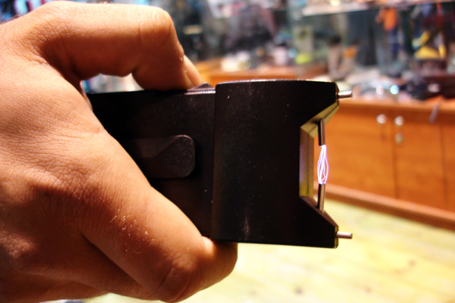 林男遭电击截3脚趾，BB弹500发打成蜂窝，因为先和黄姓雇主30万和解，仅能向詹姓雇主求偿149万余元。（示意图/shutterstock）