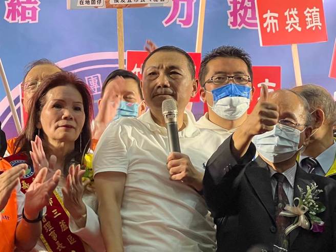 新北市长侯友宜(中)22日出席三重区嘉义同乡会活动，他致词时强调团结才有希望。（中时资料照／李奇叡摄）