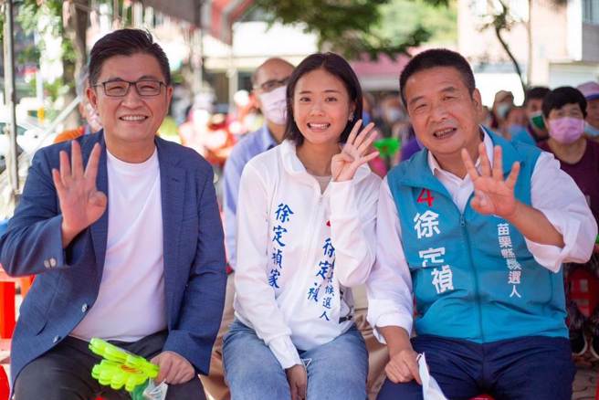 徐定祯(右)23日行程满檔，女儿里唯(中)化身最强助选员到场支持。（徐定祯竞选团队提供／李京升苗栗传真）