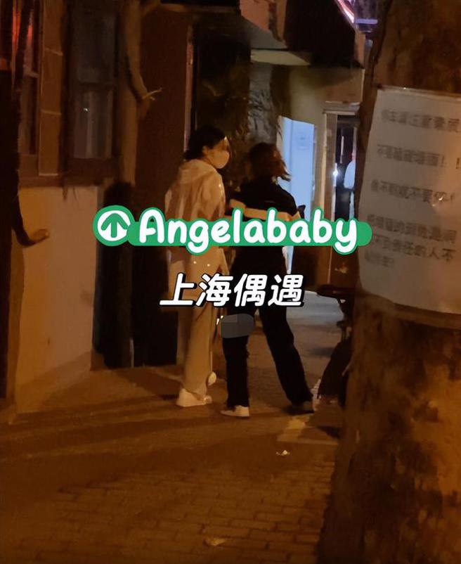 網友在上海遇到Angelababy和其女性友人，兩人還向刺青店借廁所。（圖／微博）