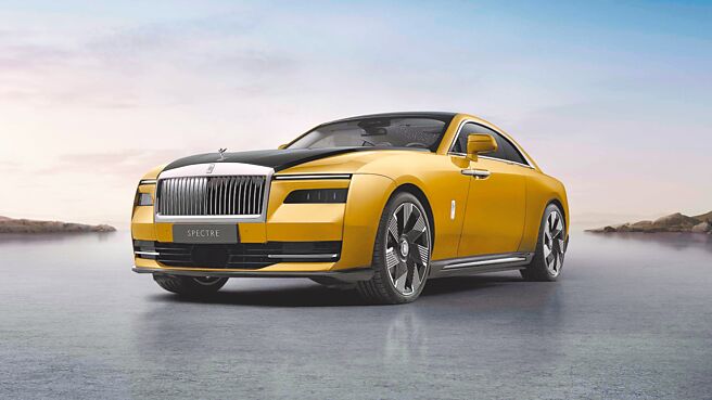 劳斯莱斯首款电动双门跑车Spectre正式亮相，首次搭载分离式头灯设计，及品牌有史以来最宽扁的水箱格栅。图／劳斯莱斯汽车提供