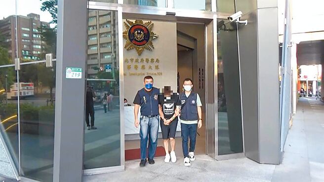 薛姓男子持双枪贩毒，遭警方循线逮捕。（警方提供）