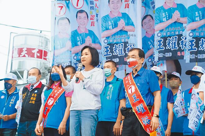 高雄市长候选人柯志恩（中）22日行程满檔，化身母鸡为党籍议员助选。（柯志恩竞总提供／柯宗纬高雄传真）