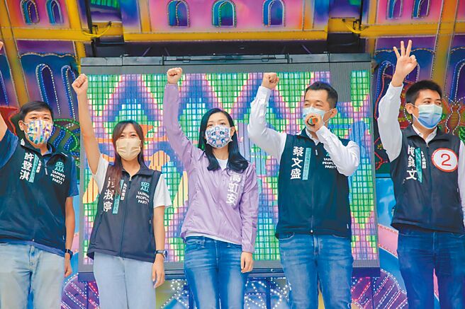 民眾黨新竹市長候選人高虹安（中）指出，若資策會硬要提告將違反誠信原則。（高虹安團隊提供／王惠慧新竹傳真）