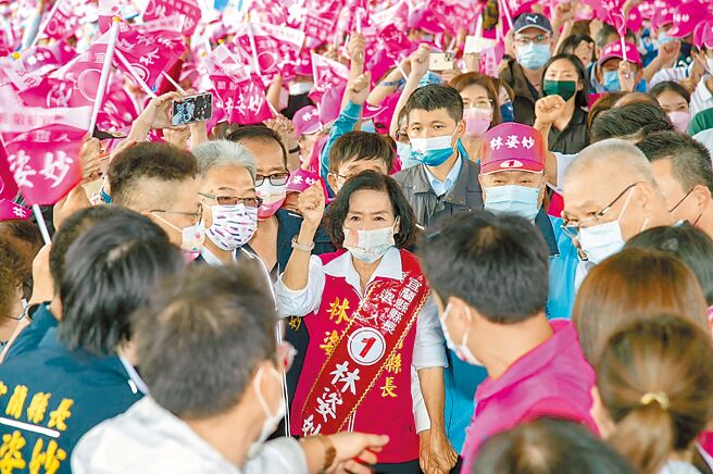 國民黨宜蘭縣長候選人林姿妙22日成立競選總部，她在支持者的簇擁下進場。（林姿妙競選總部提供／李忠一宜蘭傳真）