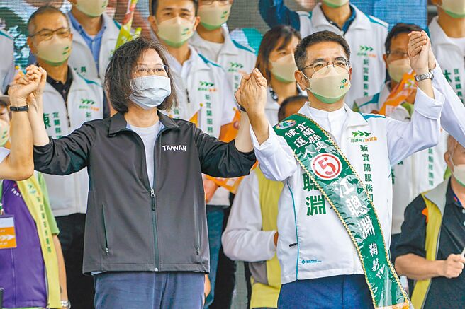 民進黨宜蘭縣長候選人江聰淵22日成立競選總部，蔡英文總統等人到場相挺。（李忠一攝）