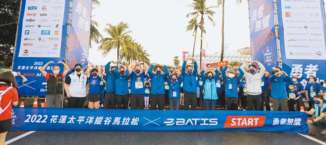 2022花蓮太平洋縱谷馬拉松開跑，市長魏嘉賢與選手迎晨曦起跑。（花蓮市公所提供／王志偉花蓮傳真）