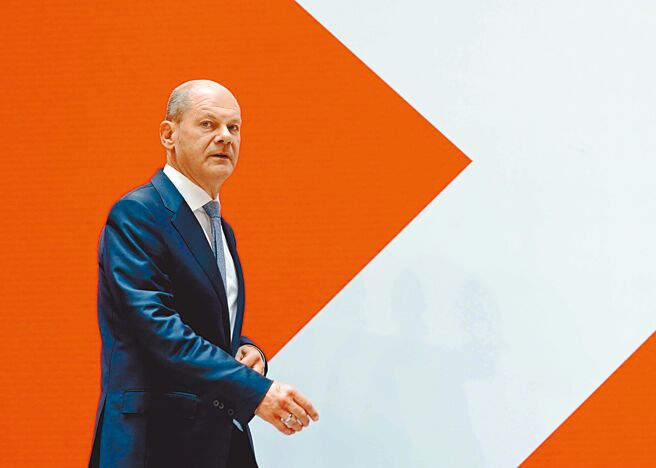 德国总理萧兹确认将在11月初首次以总理身分访中，随行的还有一个德国经济界代表团，此举遭受欧盟各国质疑。（中新社）