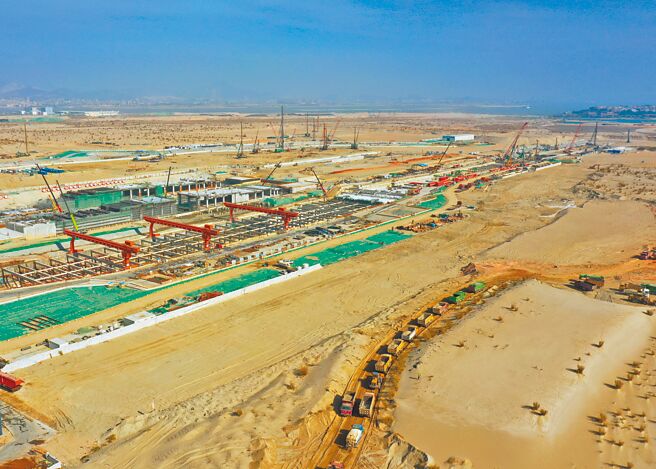 港媒披露，福建沿海的福清龙田、泉州惠安、漳州等3处空军基地加快翻新与扩建，广东惠州机场也于日前启动扩建。（新华社）