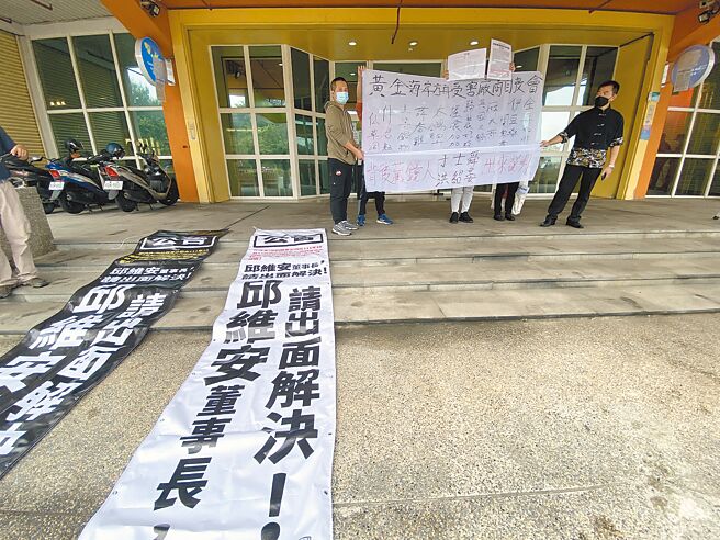 曾进驻黄金海岸船屋、目前已退出营运的厂商，昨天到场拉白布条控诉遭不合理对待。（曹婷婷摄）