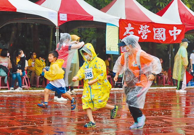 2022年高雄市身心障碍国民运动会暨园游会22日在中正高工运动场举办，以「共荣共融 运动雄讚」为主题，虽然天空不作美，不过各项比赛选手仍坚持奋战，披上雨衣就上场竞赛。（高市教育局提供／杨舒婷高雄传真）