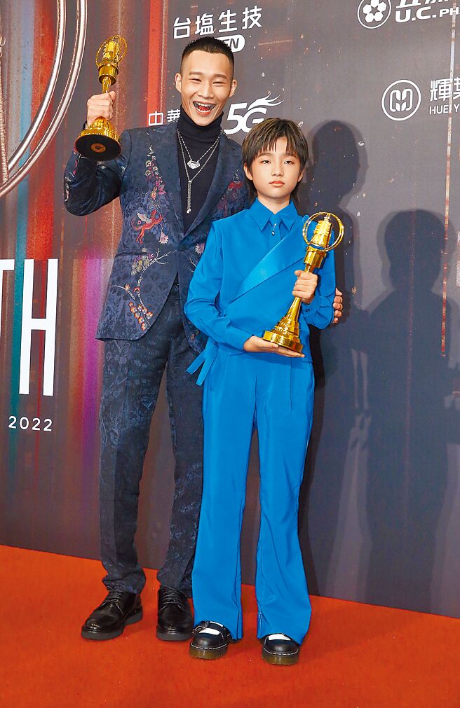 黃冠智（左）、白潤音一同獲得迷你劇集（電視電影）男配角獎。