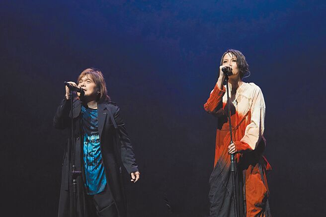 杨乃文（右）昨在北流开唱，邀来伍佰同台对唱经典夯曲，引起阵阵尖叫。（亚神音乐提供）