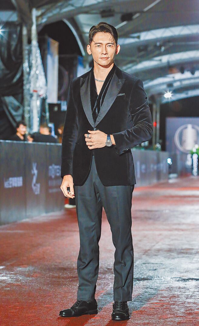 温昇豪時尚品味不凡，以BOSS黑色絲絨西裝搭配寶格麗珠寶，榮登紅毯第一帥。（陳俊吉攝）