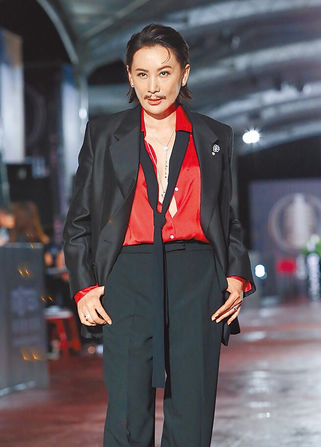 陳亞蘭穿dunhill男裝走紅毯，還貼上假鬍子，爭奪紅毯最帥。（陳俊吉攝）