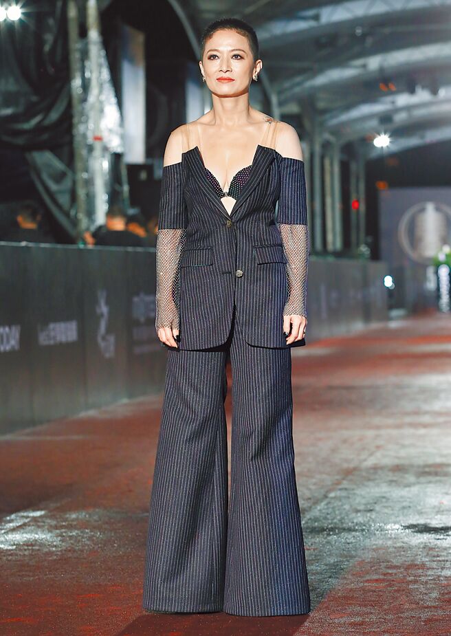 頂著大平頭造型的謝瓊煖穿上CHEVAL帥氣褲裝，敞開前襟秀出黑色胸罩，既強悍又性感。（陳俊吉攝）