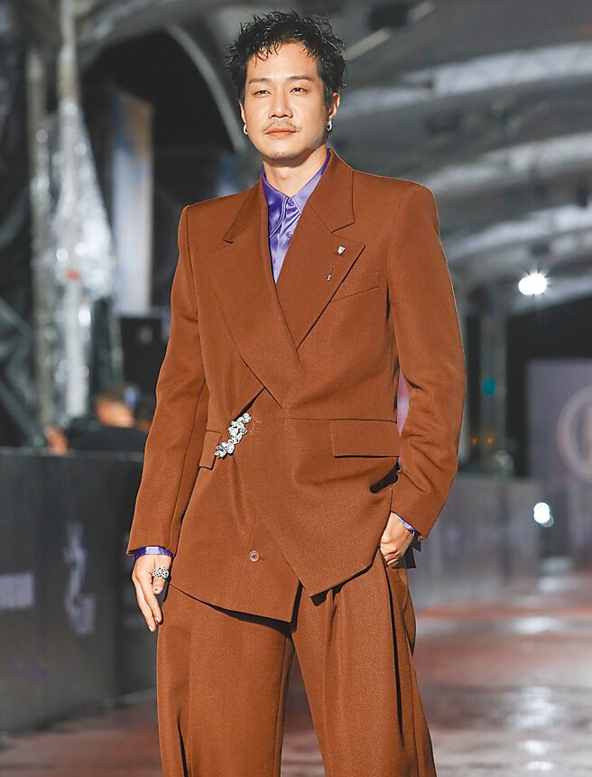 薛仕凌因新戲蓄八字鬍，穿LV男裝走紅毯。（陳俊吉攝）