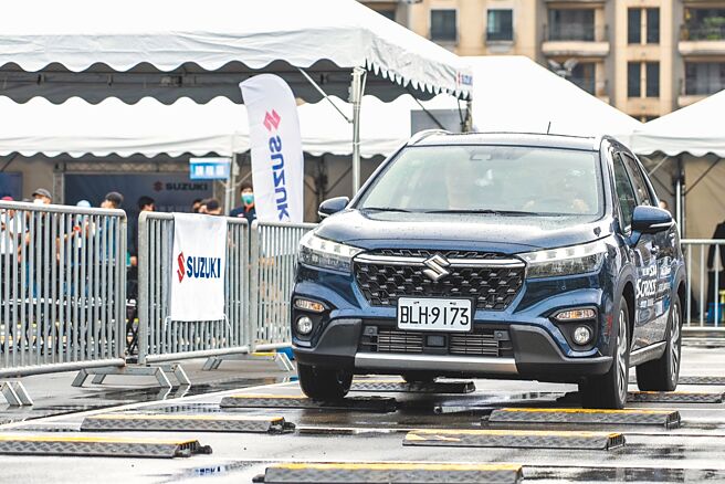 SUZUKI针对「ALLGRIP」设计出一些体验关卡，现场将会由专业的教练带您体验溼地过弯、溼地急停、溼地绕锥、道路颠簸测试、360度障碍停车测试等障碍关卡。（SUZUKI提供）