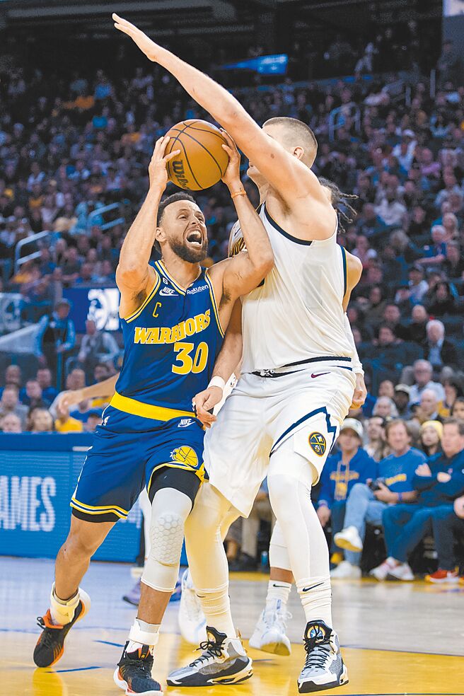 勇士射手史蒂芬柯瑞（左）被金块中锋约基奇封死投篮路线。（路透）