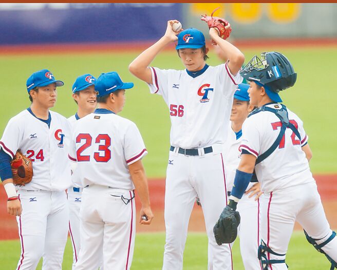 中华队「火球男」林振玮（中）先发迎战澳洲控球大走钟，仅投0.2局送出5次保送，投手教练沈柏苍（左三）上场安抚林振玮的情绪。（陈怡诚摄）
