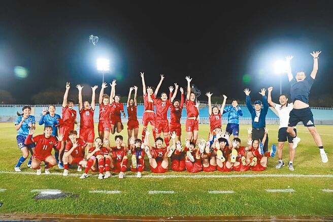 花莲女足第5度称霸木兰联赛，赛后全队在花莲县立田径场合影留念。（中华足协提供）