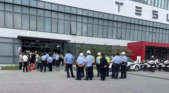 中國特斯拉大降價 陸車主集體上門維權業務員挨揍