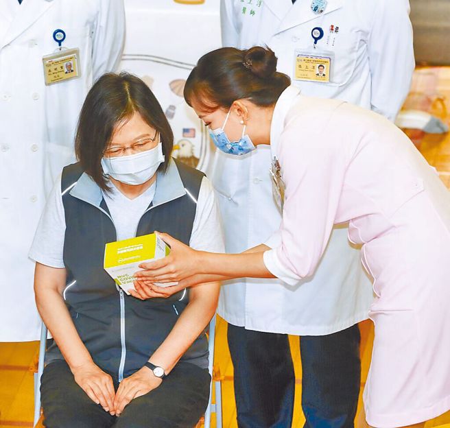 总统蔡英文卷起袖子支持高端，但蔡总统的支持者未必都跟进卷起袖子接种高端。（图／本报系资料照）