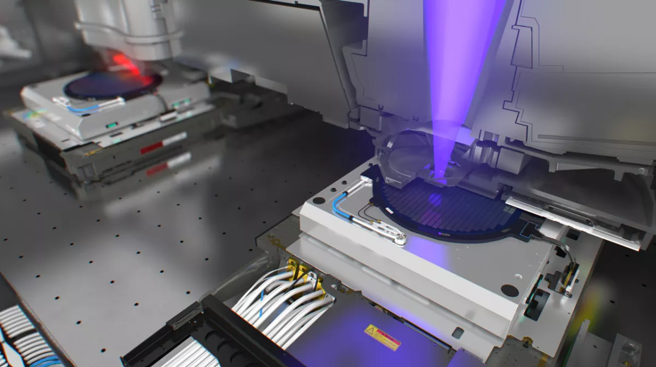 俄乌战争后，俄罗斯为解决晶片短缺的问题，订下了雄心勃勃的尖端晶片国产计划，声称2028年制造出可以支持7nm制程的光刻机。（图／ASML）